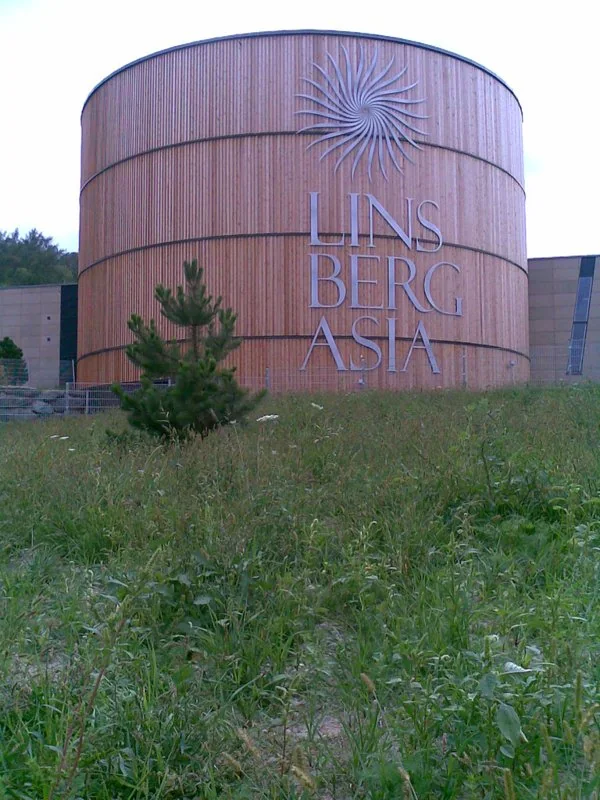 Linsberg Asia exterior with its name on the curved facade in 2008