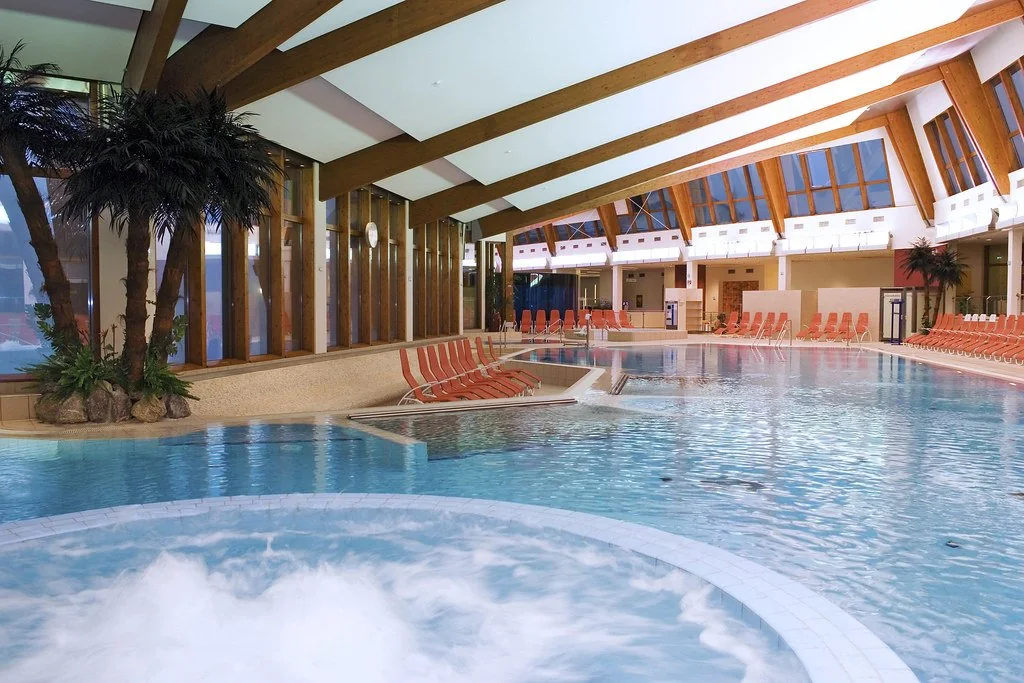 Indoor Thermenlagune pool at Therme Loipersdorf (archive photograph)